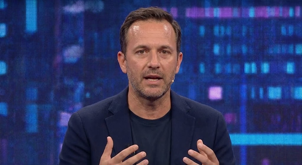 (Generative AI Realistic Character Video): The Expert Voice — Humanizes digital transformation strategy